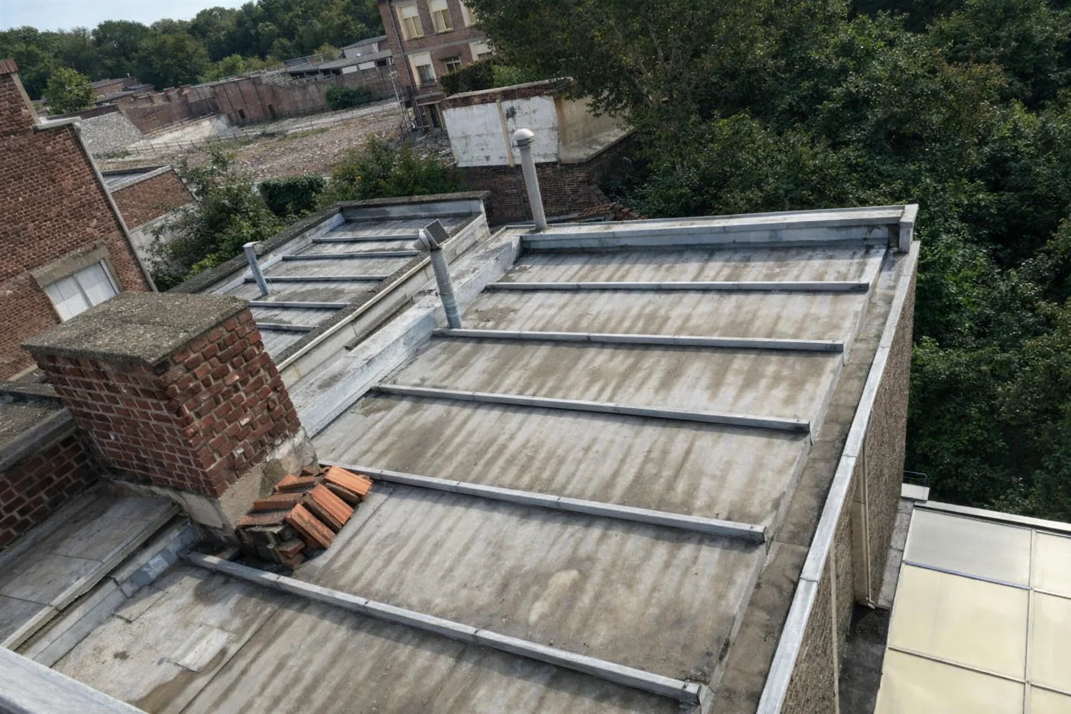 Zinc soulevé et percé par la corrosion sur toiture