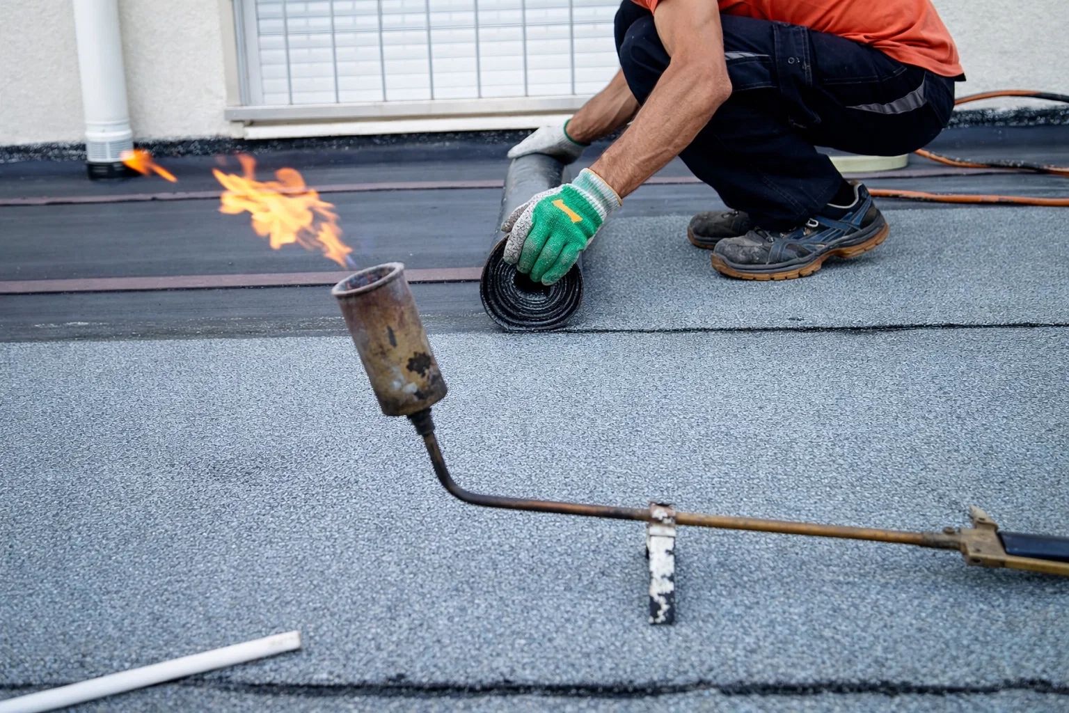 Travaux d'étanchéité de toiture-terrasse par membrane bitumineuse