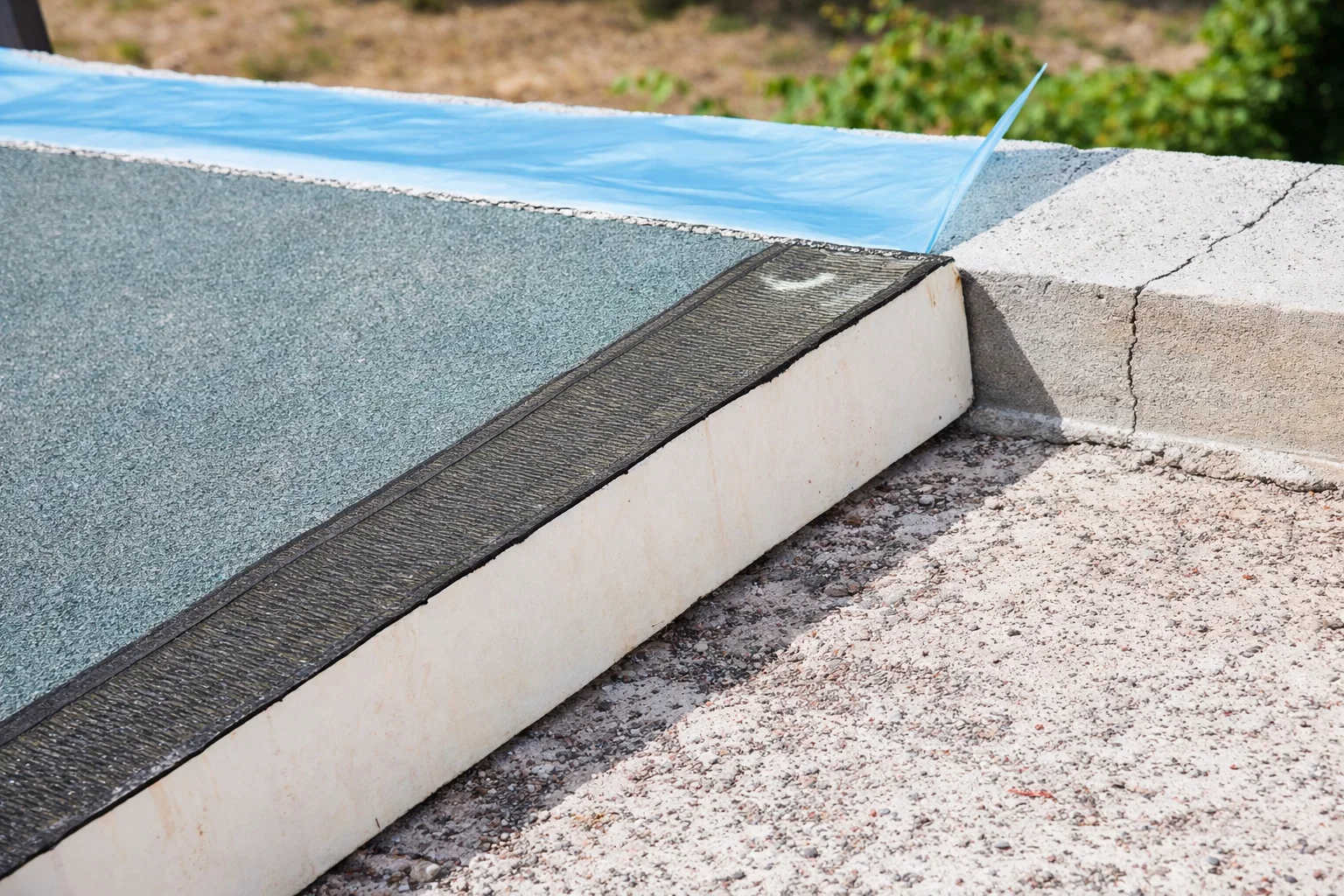 Isolation thermique de toiture-terrasse par panneaux de polyuréthane