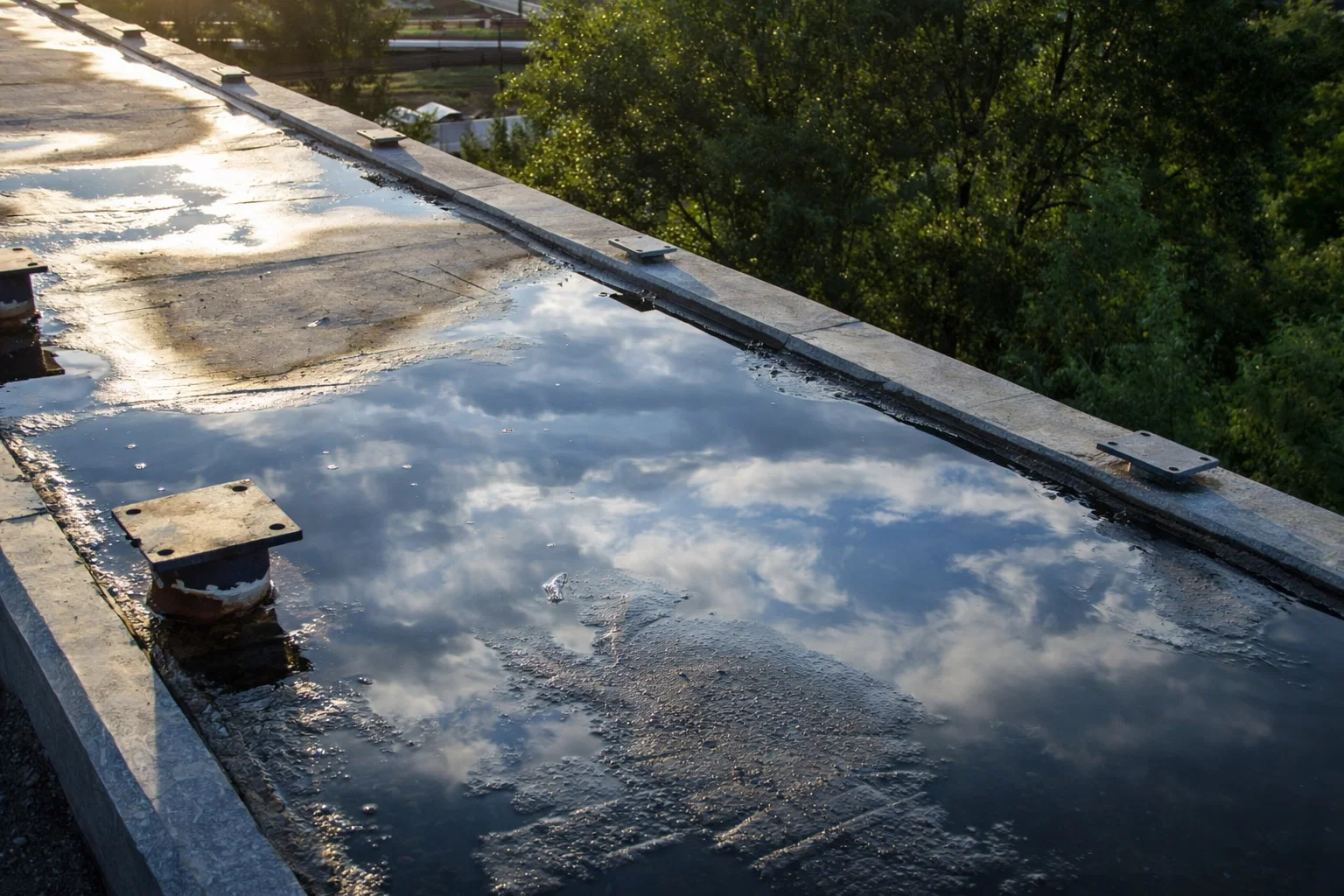 Eau stagnante sur toiture-terrasse après la pluie