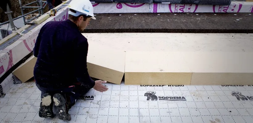 Pose de panneaux d'isolation thermique sur toiture-terrasse