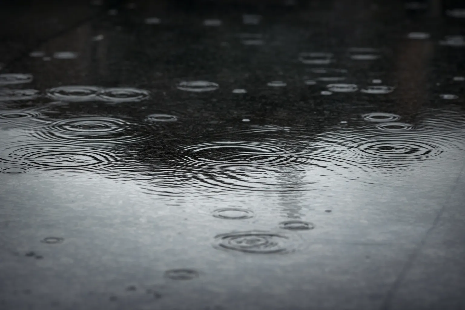 Eau stagnante après la pluie sur terrasse