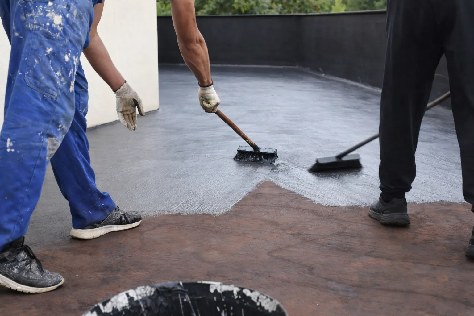 Chantier étanchéité terrasse accessible - application résine par France Pro Étanchéité