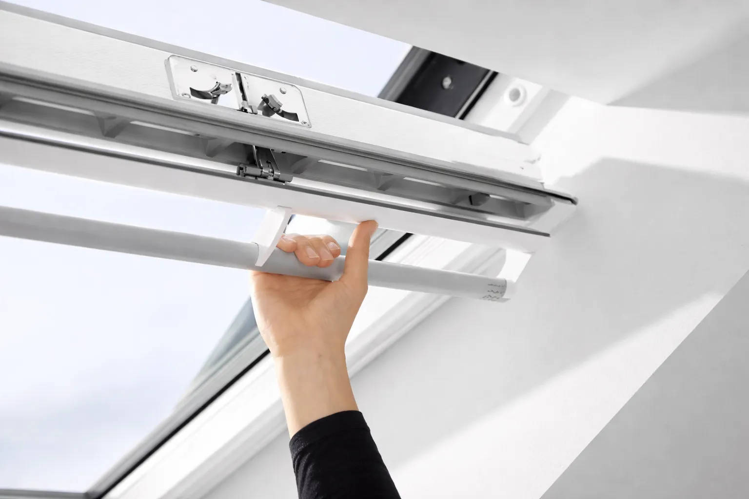 Fenêtre de toit VELUX à rotation dans des combles lumineux