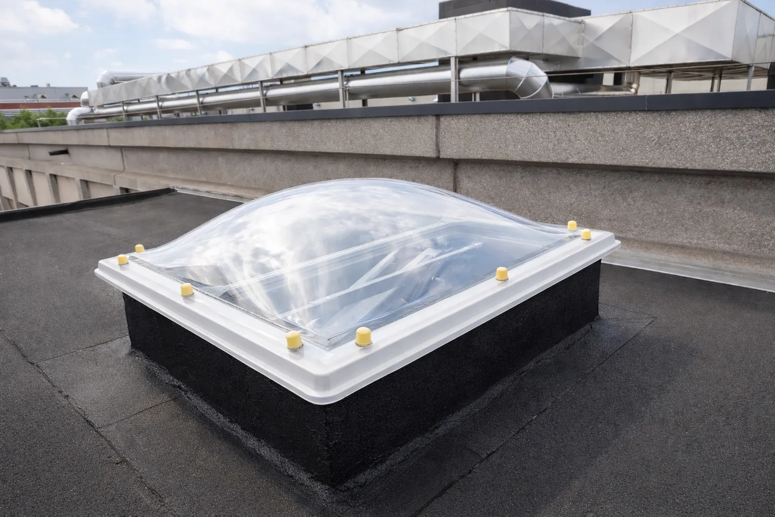 Coupole acrylique VELUX sur toit plat pour éclairage zénithal