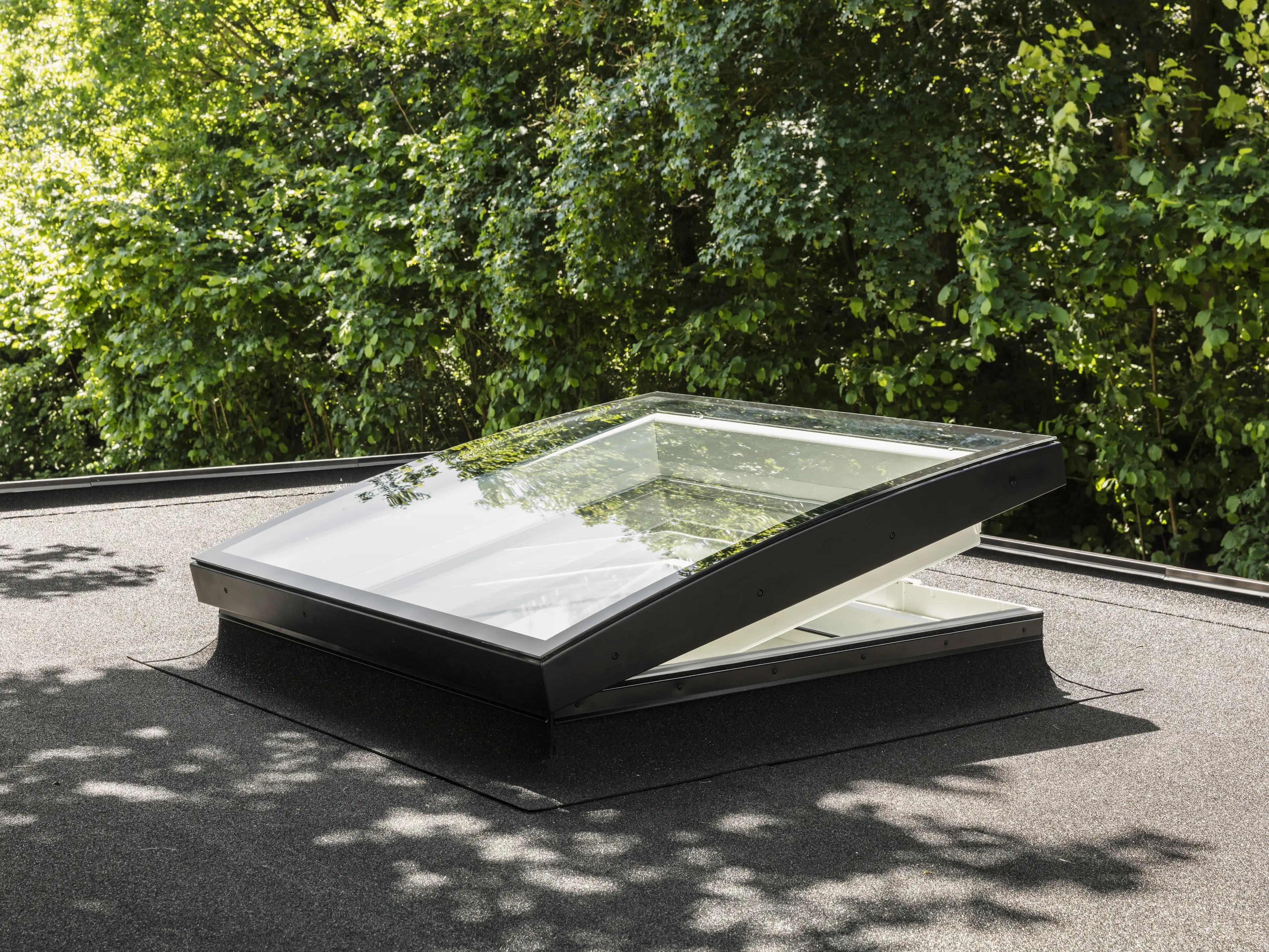 VELUX toit plat verre courbé pour un apport maximal de lumière naturelle