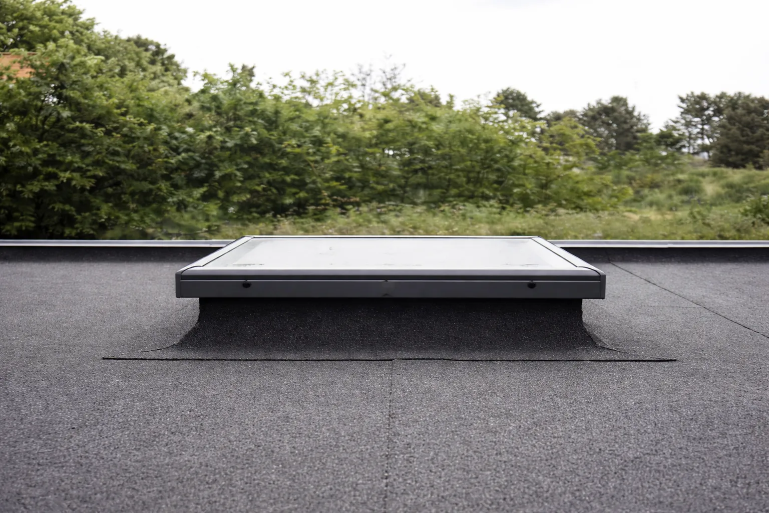 Fenêtre de toit VELUX protection plane apportant la lumière dans une cuisine moderne