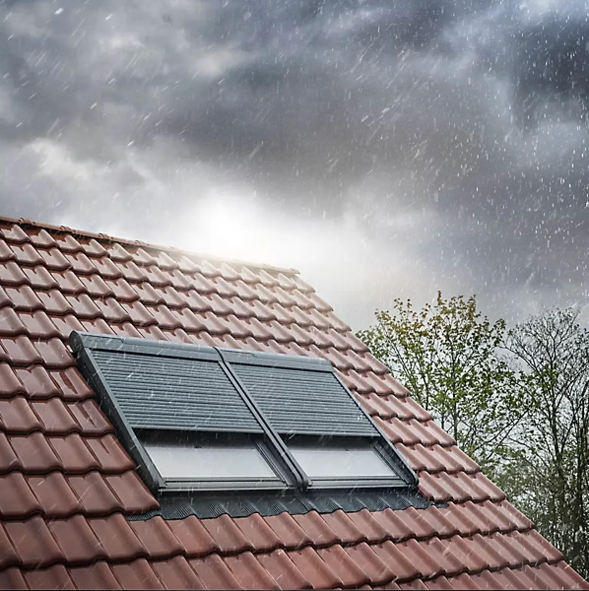 Volets roulants solaires VELUX sur toiture en tuile
